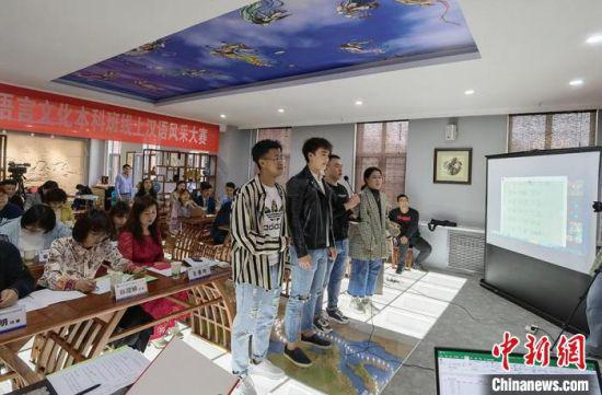 图为比赛现场中国学生和留学生一起表演诗歌朗诵。 刘玉桃 摄