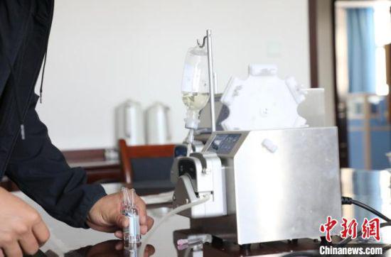 近日,工作人员向记者展示“配药机器人”。 魏建军 摄