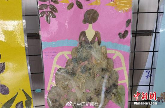 近日,甘肃兰州新区实验小学学生利用树叶创作出五彩缤纷的“树叶画”。