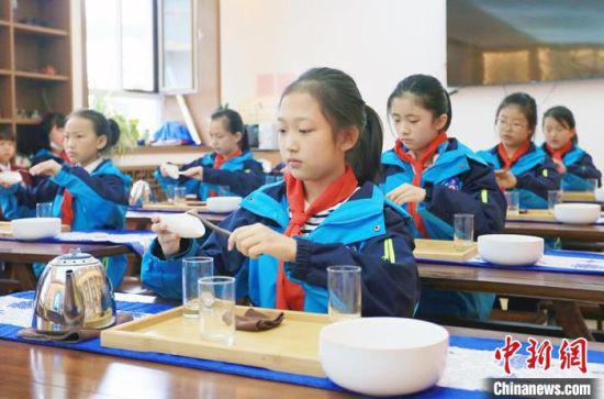 图为安西路小学学生学习茶艺。 高展 摄