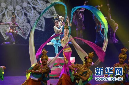 12月18日,在兰州音乐厅,演员表演舞蹈《丝路神韵》。 新华社记者 范培珅 摄