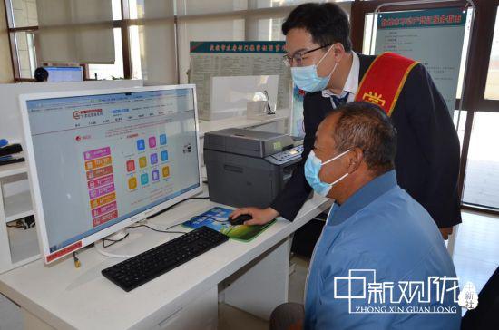 敦煌市民中心雷锋志愿岗帮助群众办理业务。