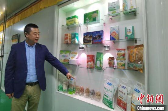 图为兰州奇正生态健康品有限公司总经理任中锋向记者介绍青稞食品。 张婧 摄