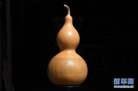 这是4月1日拍摄的甘肃省工艺美术大师阮琦雕刻的葫芦作品《金刚经》。 新华社记者 范培珅 摄