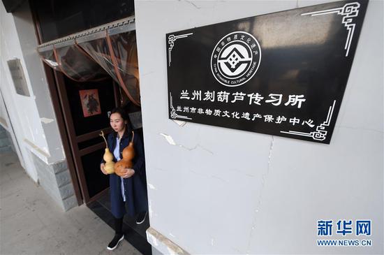 在兰州刻葫芦传习所,兰州阮氏雕刻葫芦艺术第四代传人阮熙越拿着葫芦走出传习所(4月1日摄)。 新华社记者 范培珅 摄
