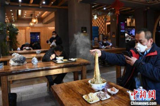 图为疫情期间,兰州市民品尝牛肉面。(资料图) 杨艳敏 摄