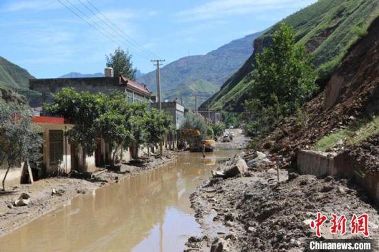8月以来,甘肃陇南因强降雨发生泥石流、山体滑坡等灾害。图为陇南武都区一受灾乡镇。