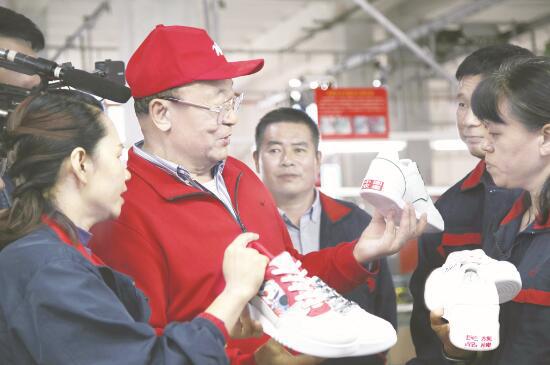 ●汪海总裁对产品开发进行指导