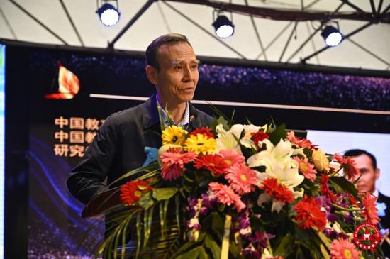图:中国教育国际交流协会未来教育研究专业委员会理事长张新洲在发言
