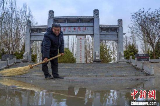 图为陈宗新清扫龙渠烈士公墓。(资料图)张掖市委宣传部供图