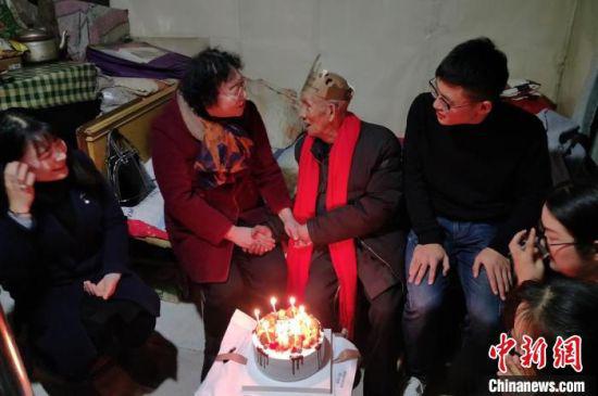 近日,兰州交通大学的大学生志愿者给残疾老人过生日。(资料图) 兰州交通大学供图