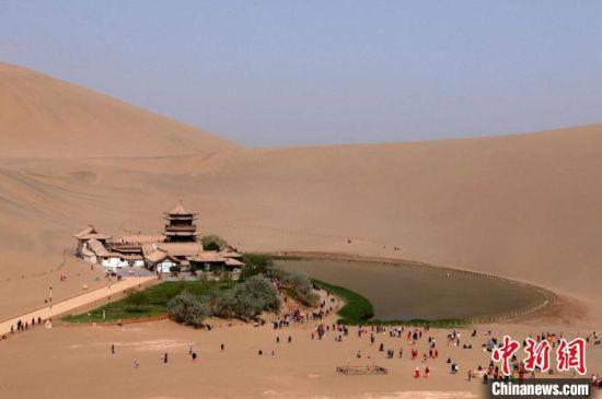 图为敦煌鸣沙山月牙泉景区。 张晓亮 摄