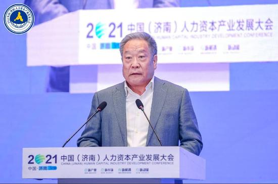 国家发改委原秘书长、国家人力资源开发研究会会长 李朴民致辞