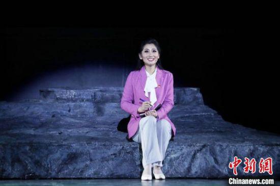 5月17日晚,由甘肃甘南州藏族歌舞剧院演出的音乐剧《达玛花开》在兰州首演。 任磊 摄