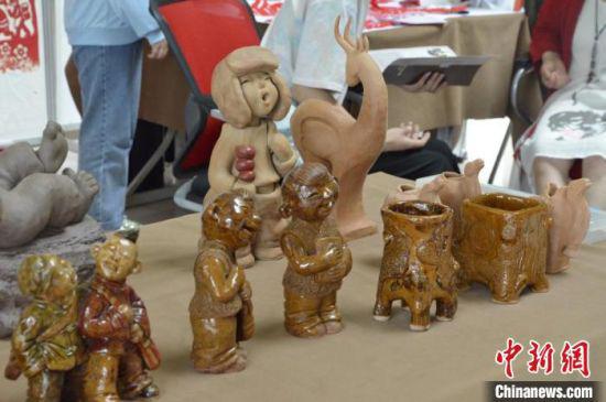 图为非遗进校园活动中,展示的非遗作品。 李亚龙 摄