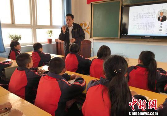 4月26日,兰州大学书法研究所所长、甘肃省书法家协会副主席李恒滨为甘谷当地学生讲授书法知识。(资料图) 艾庆龙 摄