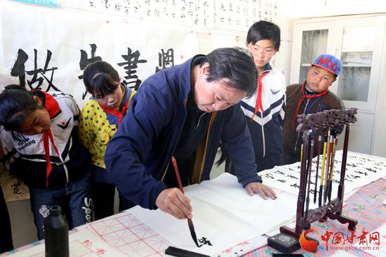 高银为龙泉小学义务开展书法课
