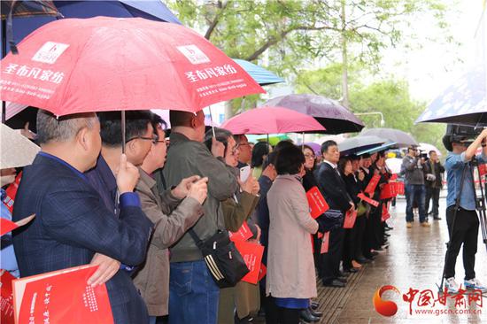 众多市民撑着雨伞自发参与到此次活动中