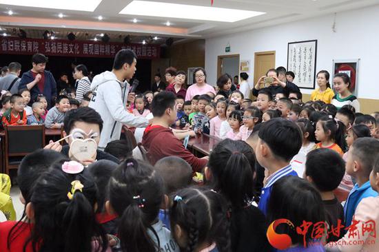 孩子们在现场观看“化妆”过程