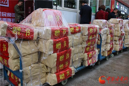 雨中的公益图书