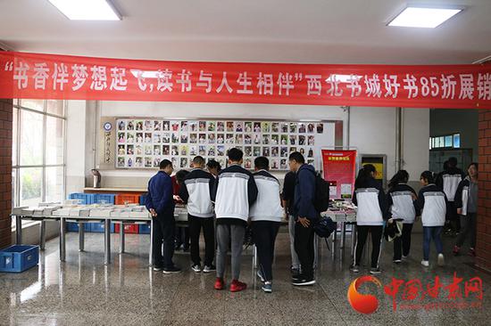 活动展销场地学生挑选图书