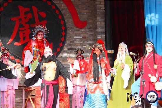 王宏荣在《八仙拜寿》中饰演天官