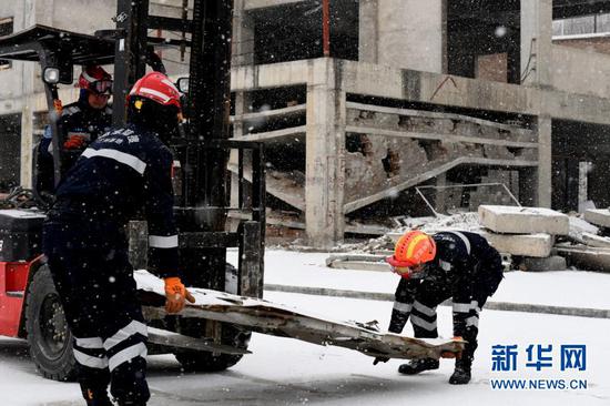 12月22日,甘肃森林消防员在兰州国家陆地搜寻与救护训练基地,冒着风雪严寒开展综合应急救援技能训练。