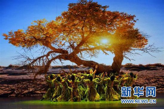 12月18日,在兰州音乐厅,西北民族大学演员表演舞蹈《胡杨赞》。新华社记者 范培珅 摄