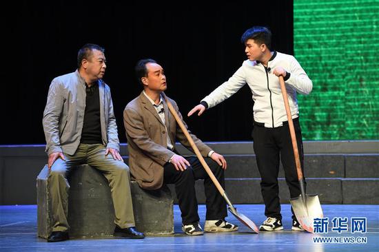 1月15日,在兰州黄河剧院,演员表演新编秦腔现代剧《禹河春》第二场“救难”。