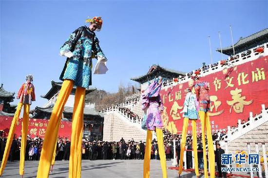 2月6日,民间艺人在兰州文化庙会上表演踩高跷。 新华社记者 陈斌 摄