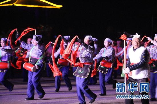 2月12日,当地村民表演起陇原社火。(童张伟 摄)