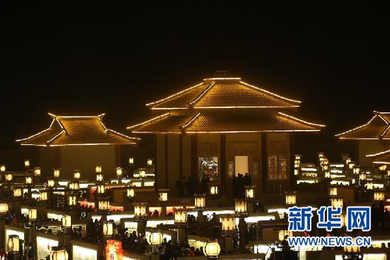 2月12日,游人在张掖市甘州区碱滩镇古城村九曲黄河灯阵游览。(童张伟 摄)