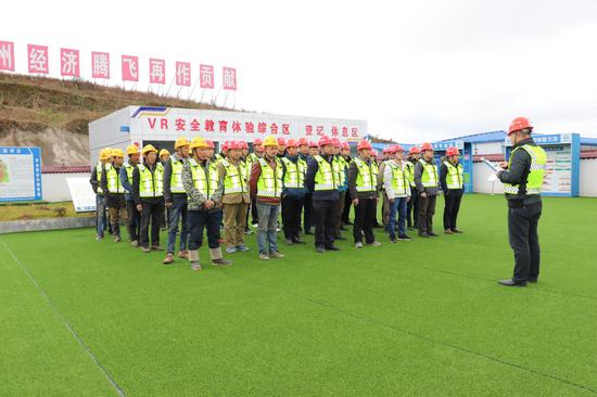 瓮开高速项目节后复工不忘安全生产