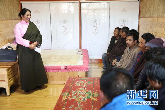 旦正草在给藏族群众宣讲两会精神(3月20日摄)。 新华社记者 郭刚摄