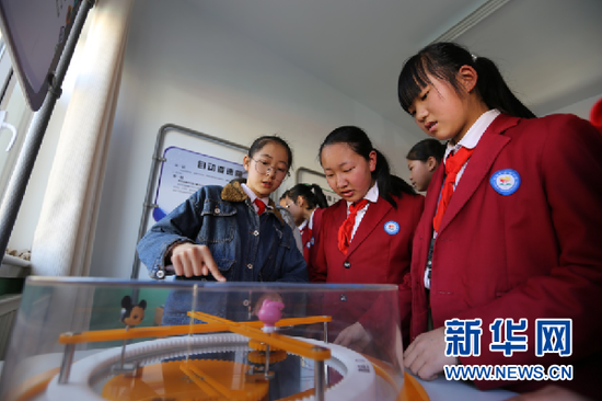 甘肃省敦煌市东街小学的学生体验内摆线机械结构。新华网发 (刘欣瑜 摄)