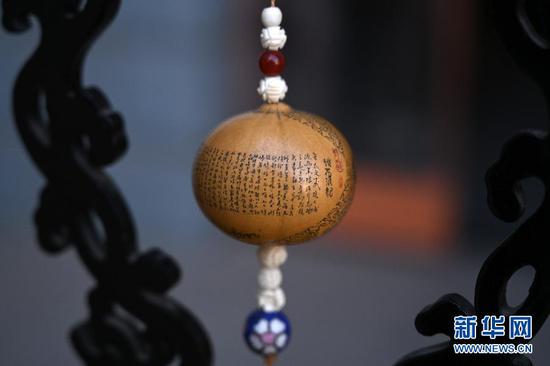 这是3月31日在兰州刻葫芦传习所拍摄的甘肃省工艺美术大师阮琦雕刻的葫芦作品《桃花源记》。 新华社记者 刘洁 摄