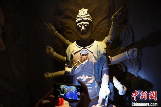 图为此次复原出的有佛头的佛像。