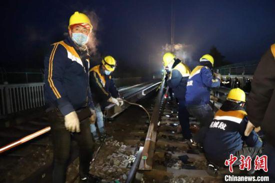 图为2月24日凌晨,陇海线换铺无缝线路施工现场。 王守宁 摄