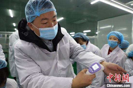 图为工人对生产的电子测温枪进行测试。 刘枫 摄