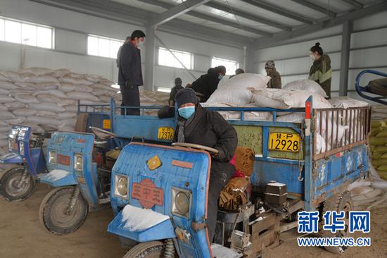 当地政府和有关部门向群众发放饲草料。(照片由受访者提供)