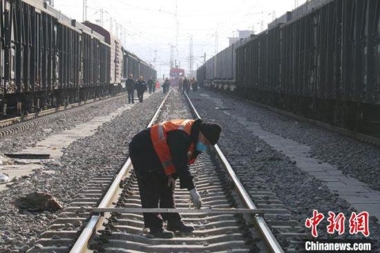 兰州北线路车间职工检查中机捣固施工作业后的线路几何尺寸。 王光辉 摄