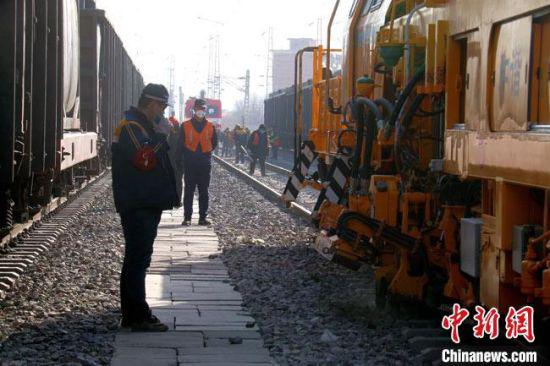 近日,大型捣固车挥动“机械手臂”对兰州北站铁路线路进行精确捣固。 王光辉 摄