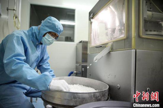 图为兰州和盛堂药品生产线。 兰州和盛堂供图 摄