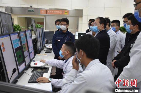 3月下旬,首批5位患者走进武威重离子中心接受治疗。 武威市委宣传部供图