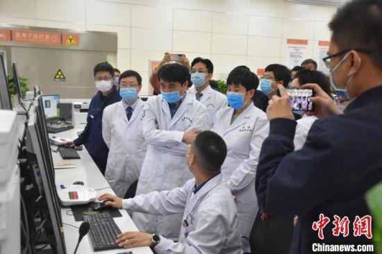 3月下旬,首批5位患者走进武威重离子中心接受治疗。 武威市委宣传部供图