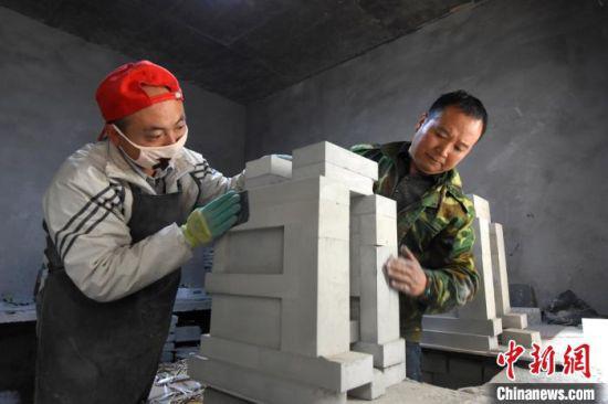 图为党金红带领乡亲们共同致富。 李旺旺 摄