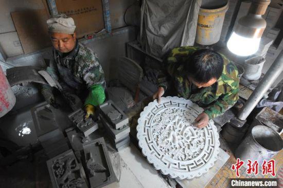 图为乡亲跟党金红学艺。 李旺旺 摄