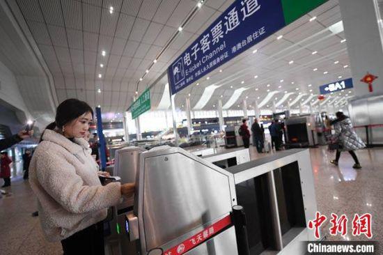 旅客持身份证通过兰州西站电子客票通道进站乘车。(资料图) 杨艳敏 摄