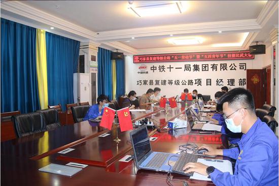 裁判宣读cad绘图规则后大家争分夺秒绘图 摄影:程诚