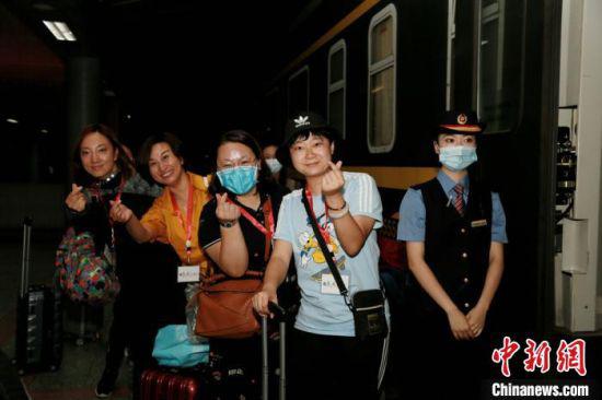 图为旅客乘坐“环西部火车游”专列。